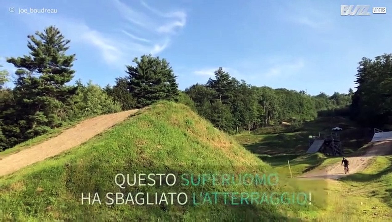 Acrobazia in bicicletta si conclude con una terribile caduta