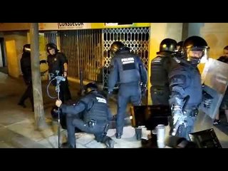 Detenció d'un okupa durant la manifestació a Gràcia