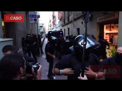 La tensió entre els mossos i els okupes a Gràcia
