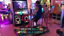 Giovane mostra la sua straordinaria velocità in un videogioco musicale