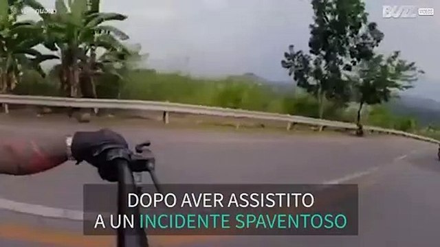 Motociclista si ferma in tempo per aiutare la vittima di un incidente