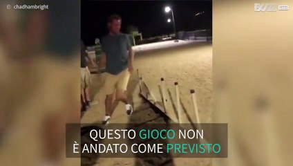 Ragazzo cade rovinosamente durante una serata con gli amici
