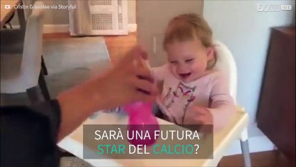 Fa cadere la bottiglia tantissime volte, e non smette di ridere!