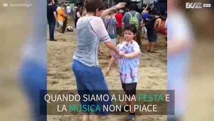 Mamma cerca disperatamente di far ballare il figlio