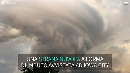 Una nuvola a forma di imbuto affascina il mondo intero