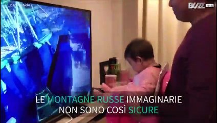 Bimbo soffre piccolo incidente andando su montagne russe virtuali