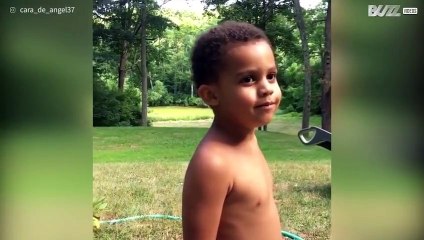 Bambino vuole far volare l'aquilone, ma cade rovinosamente