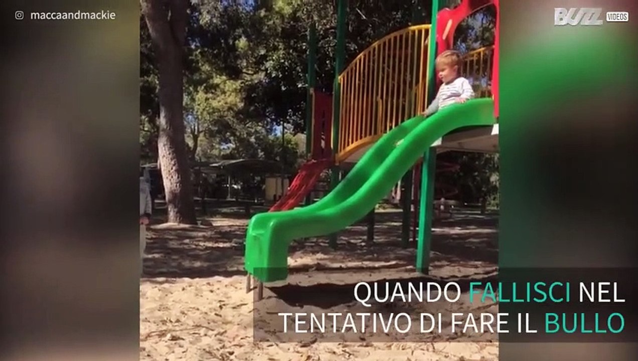 Bimbo sfida la sorella sullo scivolo, ma non fa che provocarne le risate