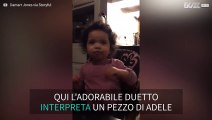 Bimba di due anni canta un brano di Adele