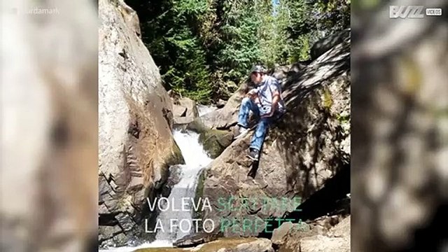 Cade nella cascata mentre posa per una foto...