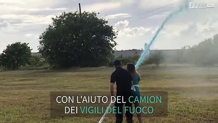Un modo molto originale di annunciare il sesso del nascituro