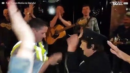 Poliziotto irlandese si unisce alle danze popolari