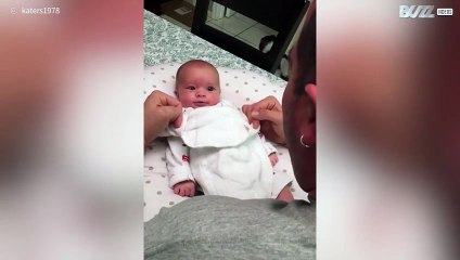 Neonato sorride per la prima volta