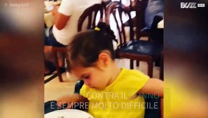 Bimba lotta disperatamente contro il sonno