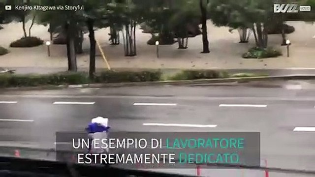 Fattorino delle pizze affronta il tifone Jebi in Giappone