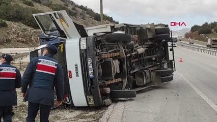BURDUR Eşya yüklü kamyonet devrildi