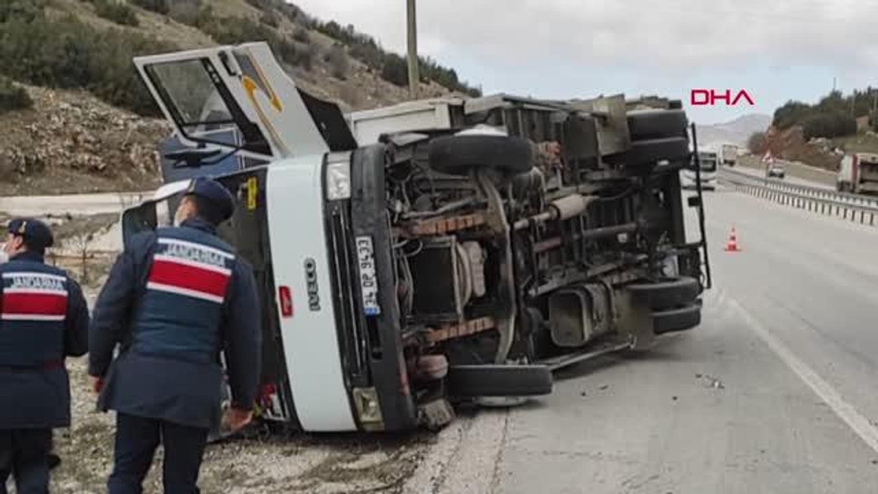 BURDUR Eşya yüklü kamyonet devrildi