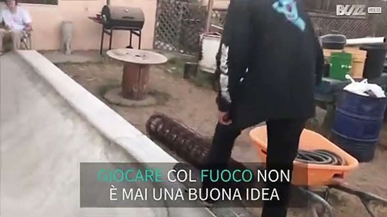 Rischia di finire nel fuoco per un'acrobazia