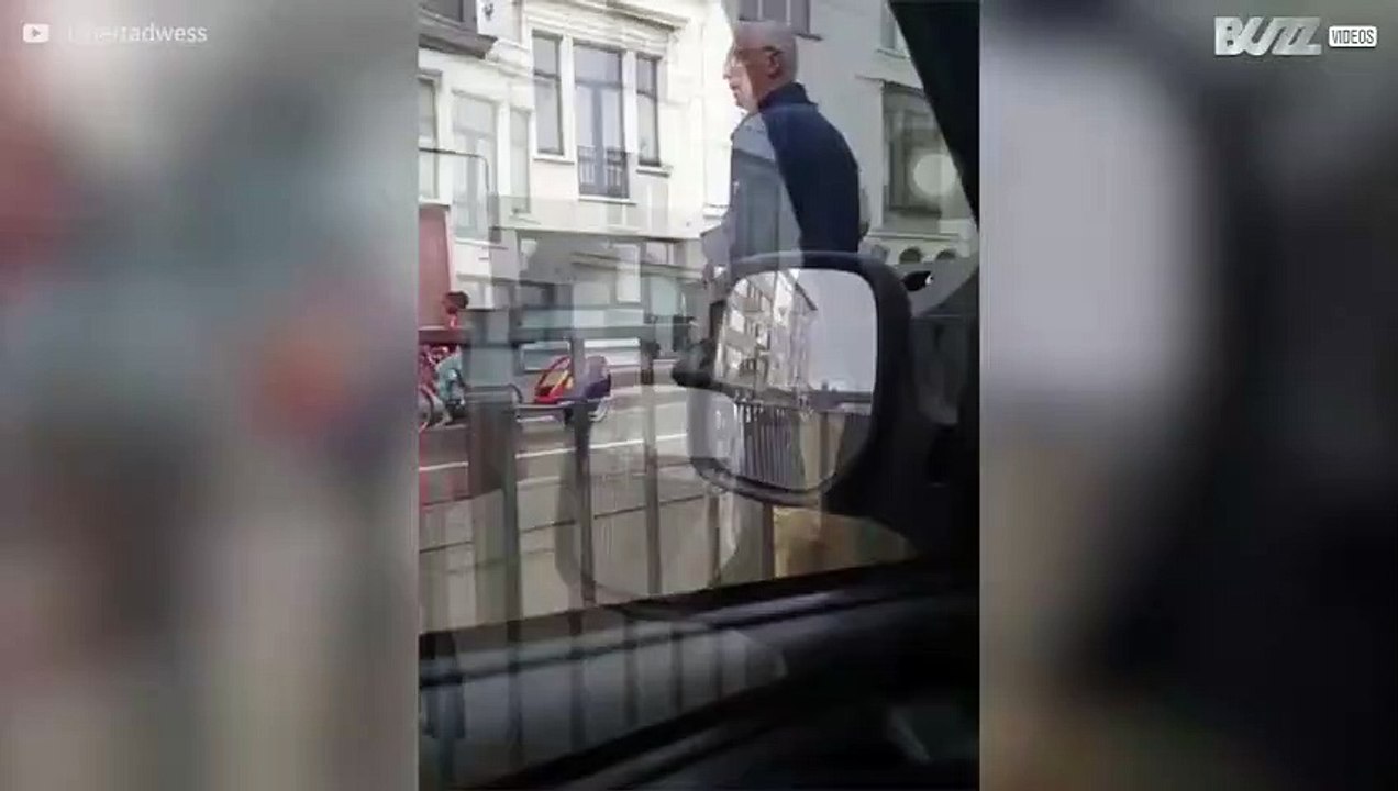 Puoi ballare anche mentre aspetti l'autobus, come questa allegra nonnina!