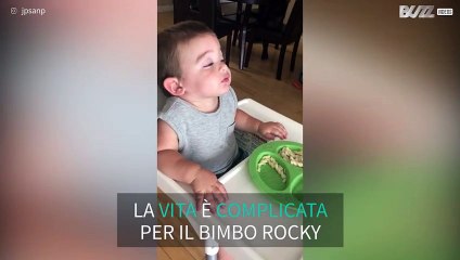 Bimbo esausto si addormenta davanti al cibo