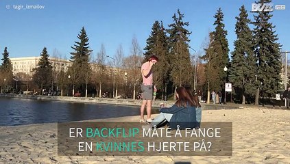 Ung mann har en unik måte å få oppmerksomhet fra kvinner på