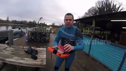 بريطاني يتزلج على آي باد