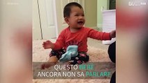 Bebè scopre la sua parola preferita: BOOM!