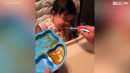 Bimba continua a mangiare mentre dorme