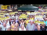 Els manifestants canten Els Segadors a la Conselleria d’Economia