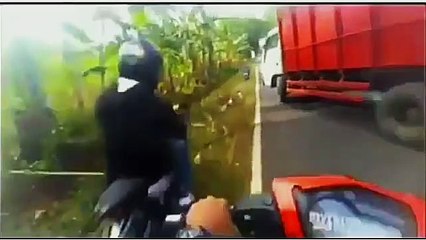 NGEERIIIII... BALAP MOTOR NABRAK TRUK NYEBRANG