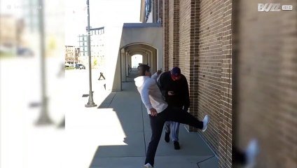 Giovane riesce a saltare su un amico altro 1.93 metri!