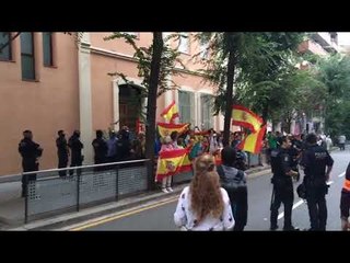 Els CDR xiulen l'himne d'Espanya d'una concentració espanyolista a Gràcia