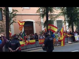 Torna l'"A por ellos" en una concentració espanyolista enfrontada als CDR a Gràcia