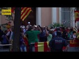 Espanyolistes concentrats davant de la Guàrdia Civil a Gràcia a ritme de ‘Paquito el Chocolatero’
