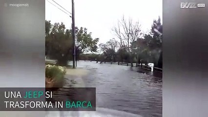 Jeep si trasforma in barca durante l'alluvione