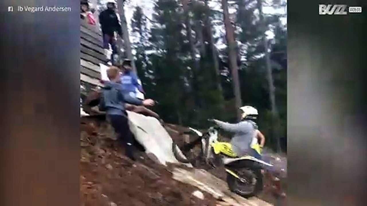 Cade rovinosamente dopo un'acrobazia in moto