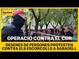 Desenes de persones protesten contra els escorcolls a la plaça de l'Alcalde Marcet (Sabadell)