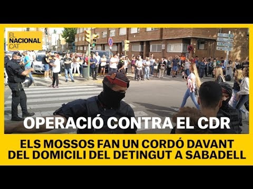 Els mossos fan un cordó davant del domicili del detingut a Sabadell
