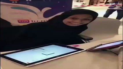 بالفيديو لجين طفلة سعودية تتحدى الشلل وتكتب بأنفها وذقنها