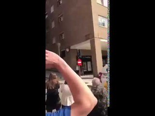 Escridassada al cotxe de la guàrdia civil al sortir de Cerdanyola