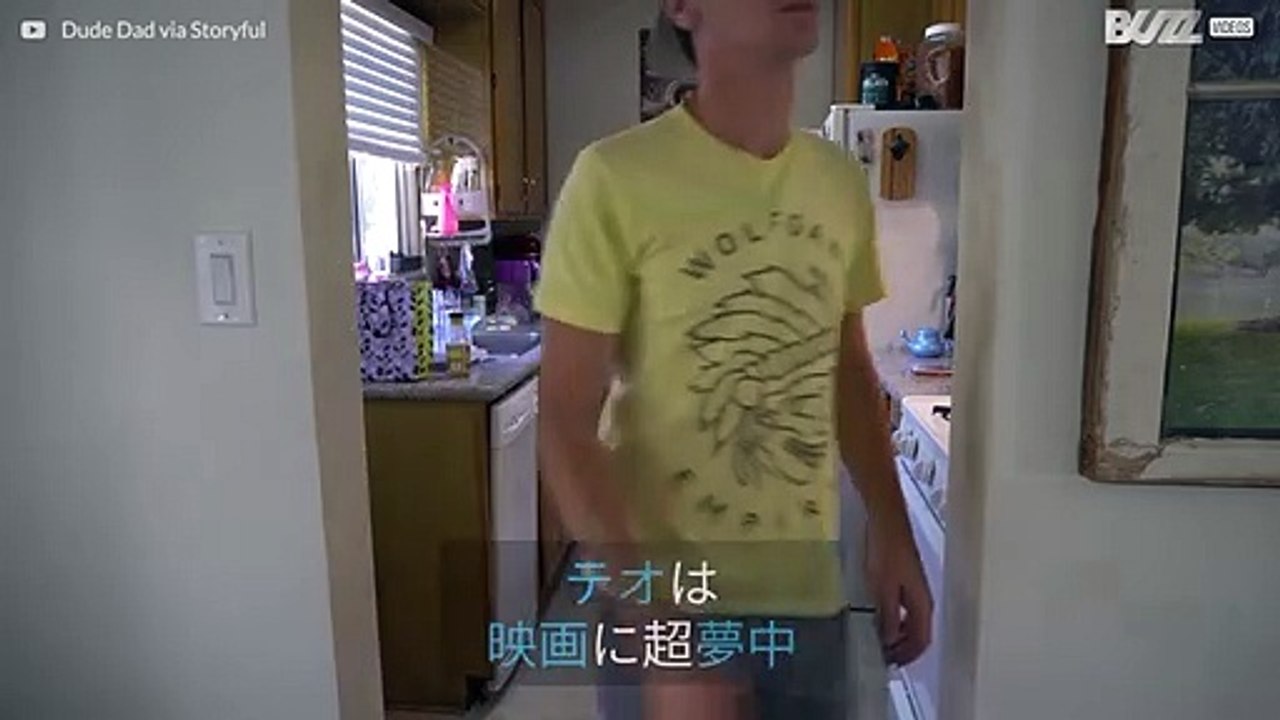 トースト以外には一切反応せずテレビを見続ける赤ちゃん！