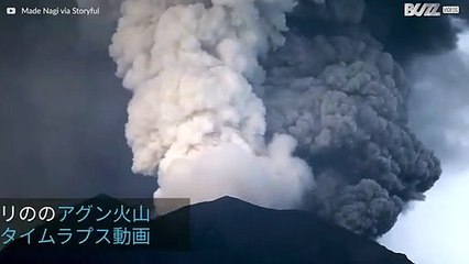 アグン火山から放たれる灰の様子のタイムラプス動画