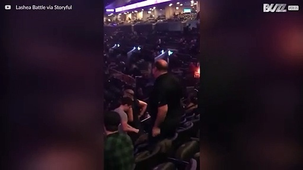 コンサートの前にダンスの動きを披露するオモシロ男性