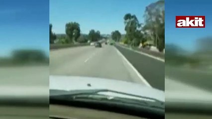 Uçak trafikte araçların arasına indi