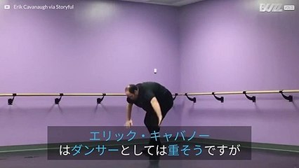 素晴らしいスキルを披露する普通じゃないバレーダンサー