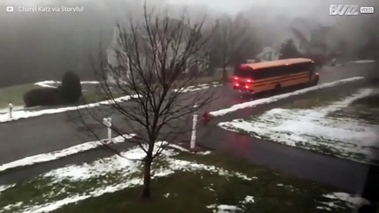 危険！凍った道路でコントロールを失うスクールバス