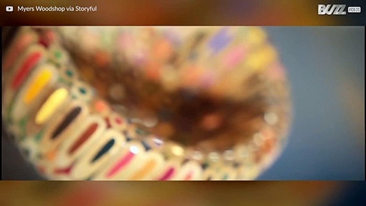 198色の色鉛筆を使って器を作ったアーティスト