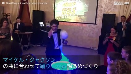 マイケル・ジャクソンの歌に合わせてプロ級のダンスを見せる綿あめ屋