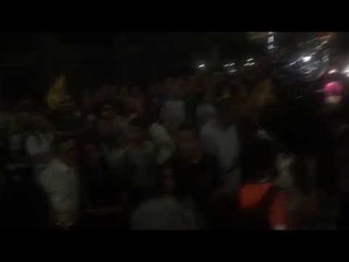 Els manifestants arriben davant d'on s'està practicant l'últim escorcoll a Sabadell
