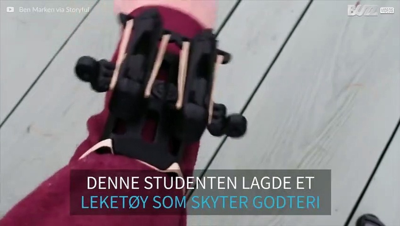 Student lager leketøy som skyter godteri